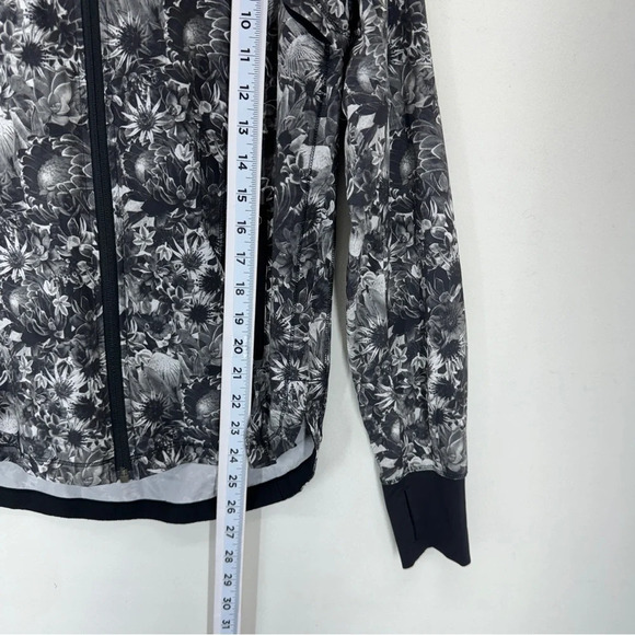*Lululemon Women Scuba 6 Bring Back The Track Jacket Black Active Performance - Picture 8 of 10